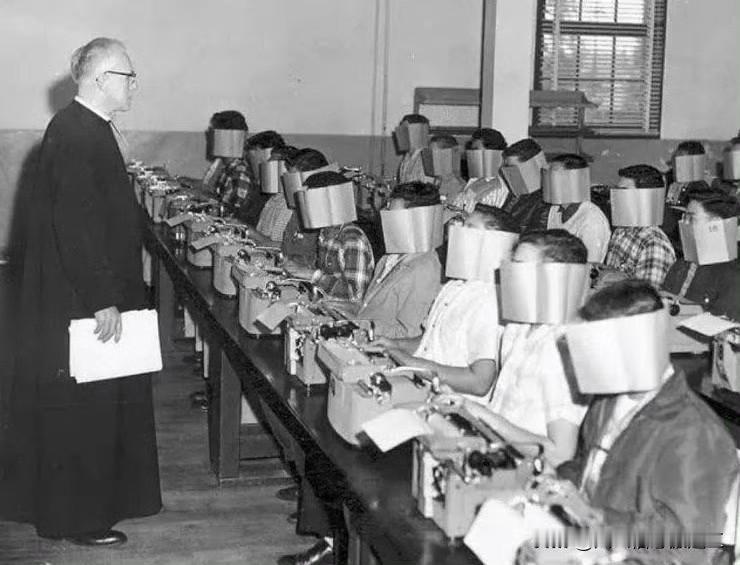 70年代初的香港，正在学习打字的学生们。那个时候正处于香港制衣、纺织、贸易等