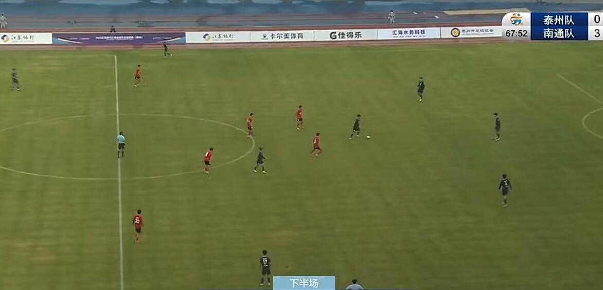 本轮江苏城市足球联赛，南通队客场泰州，理论上小胜即可。不过上半场虽然压着打，但两