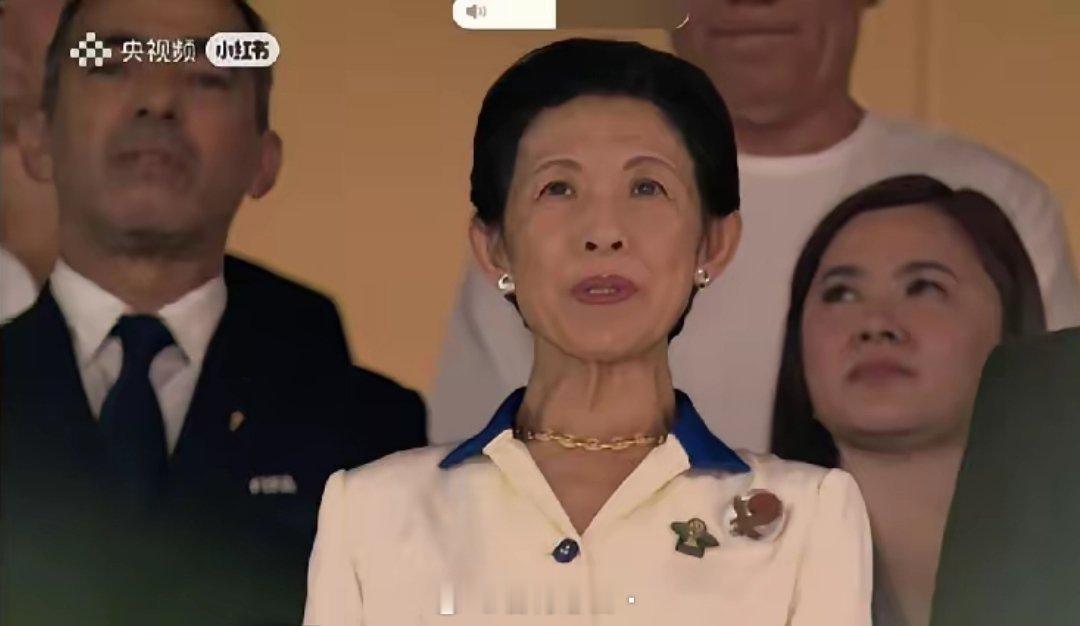 昨天日本vs突尼斯出现了好几次，是谁啊开头中间镜头切了好几次这个女的，而且还是正