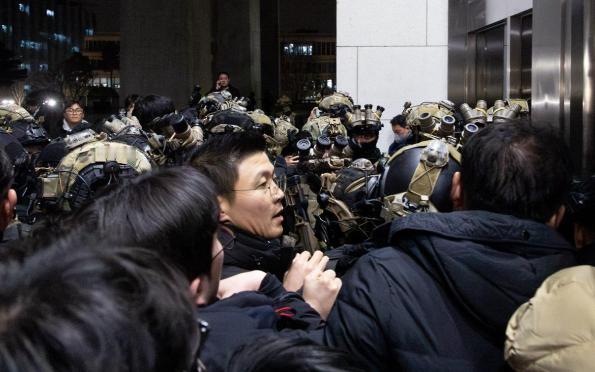 韩国右派真是病急乱投医！时隔14年把朴槿惠搬出来“收拾残局”，现场101名议员全