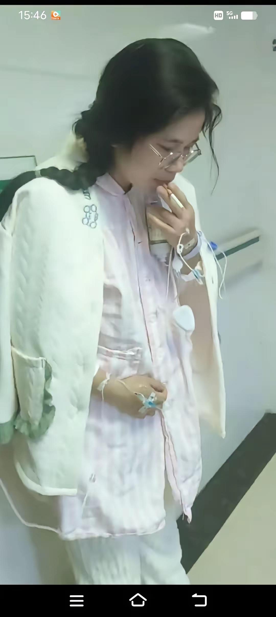 真服了，不要命了，女子刚剖腹产，医生说让她下地走一下，通通气，好吃饭，女子趁屋内