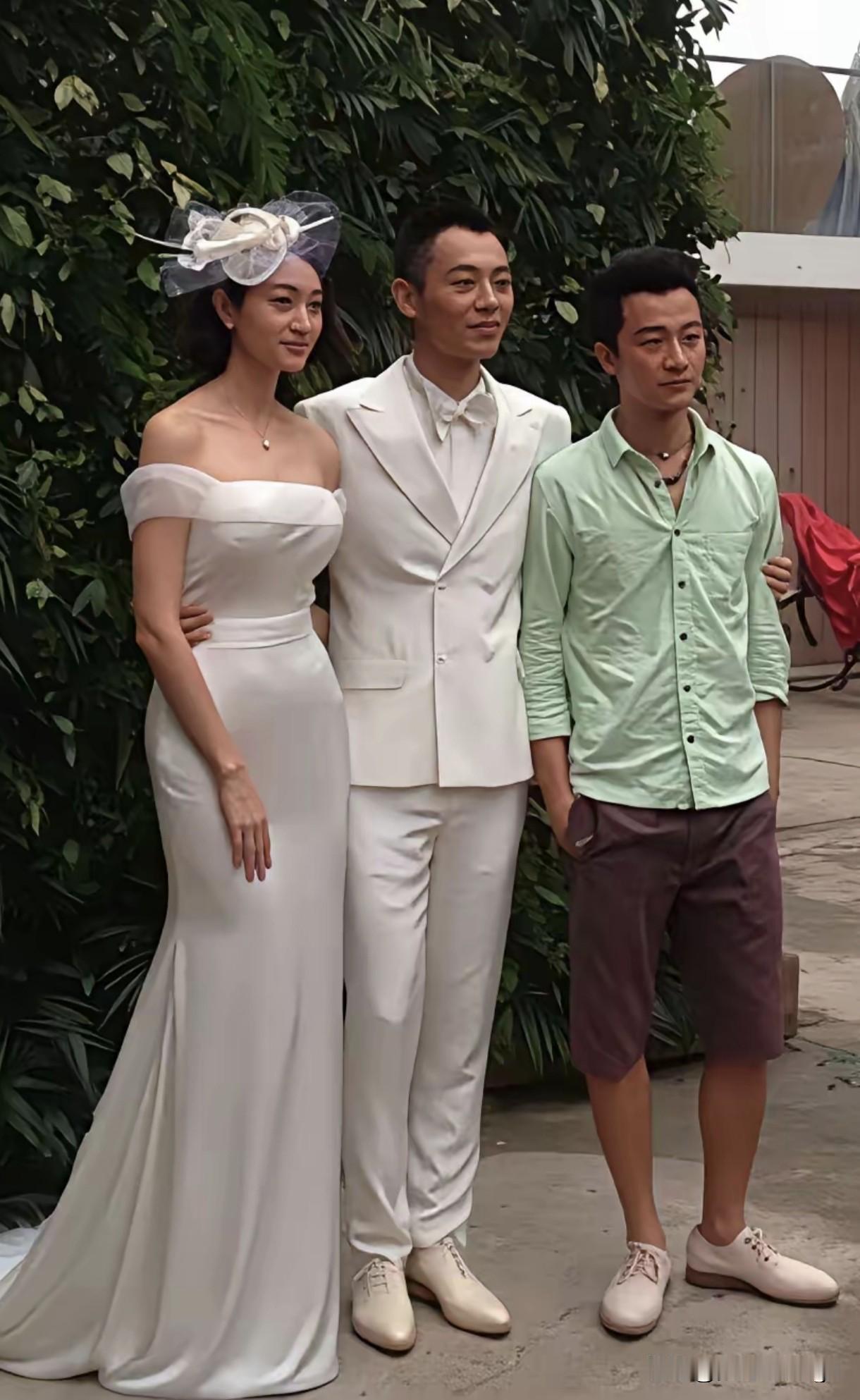穿着婚纱的沈佳妮踩着高跟鞋，看着身高跟朱亚文几乎不相上下。一身白衣的朱亚文风