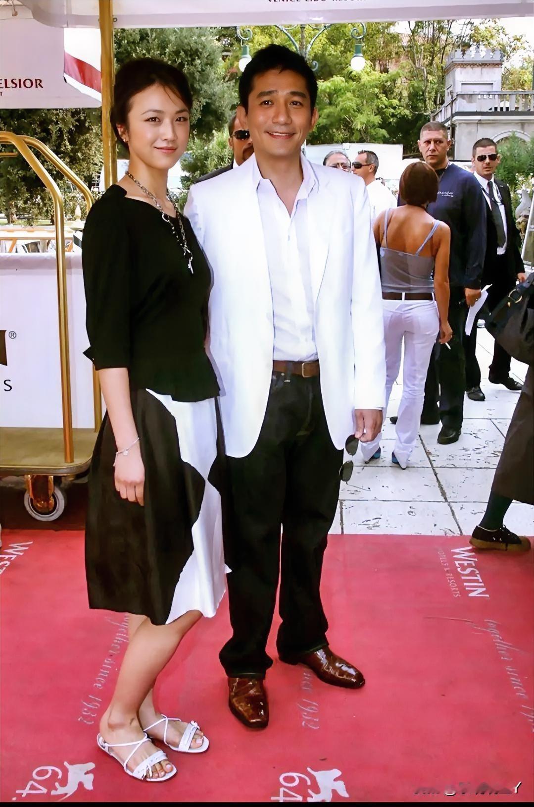 2007年，汤唯与梁朝伟在威尼斯，留下的美好瞬间。彼时汤唯28岁，气质优雅美丽大