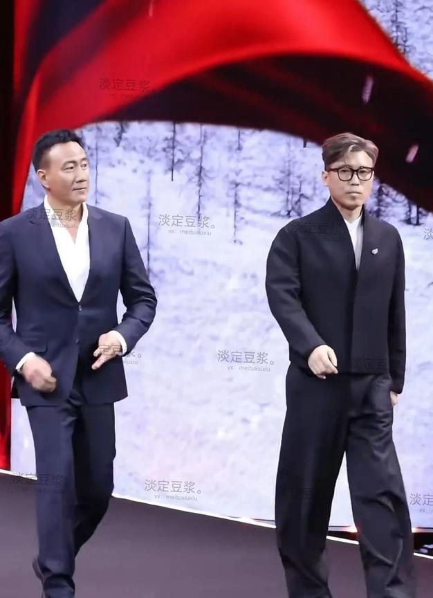 发现胡军这身材和气质，真不愧是内娱硬汉的代表，腰不弯背不驼的，身姿体态太有型了。