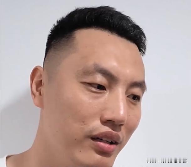 翟晓川真会说话！北京男篮在季前赛取得三连胜后，不少球迷对李楠的执教能力表示认可