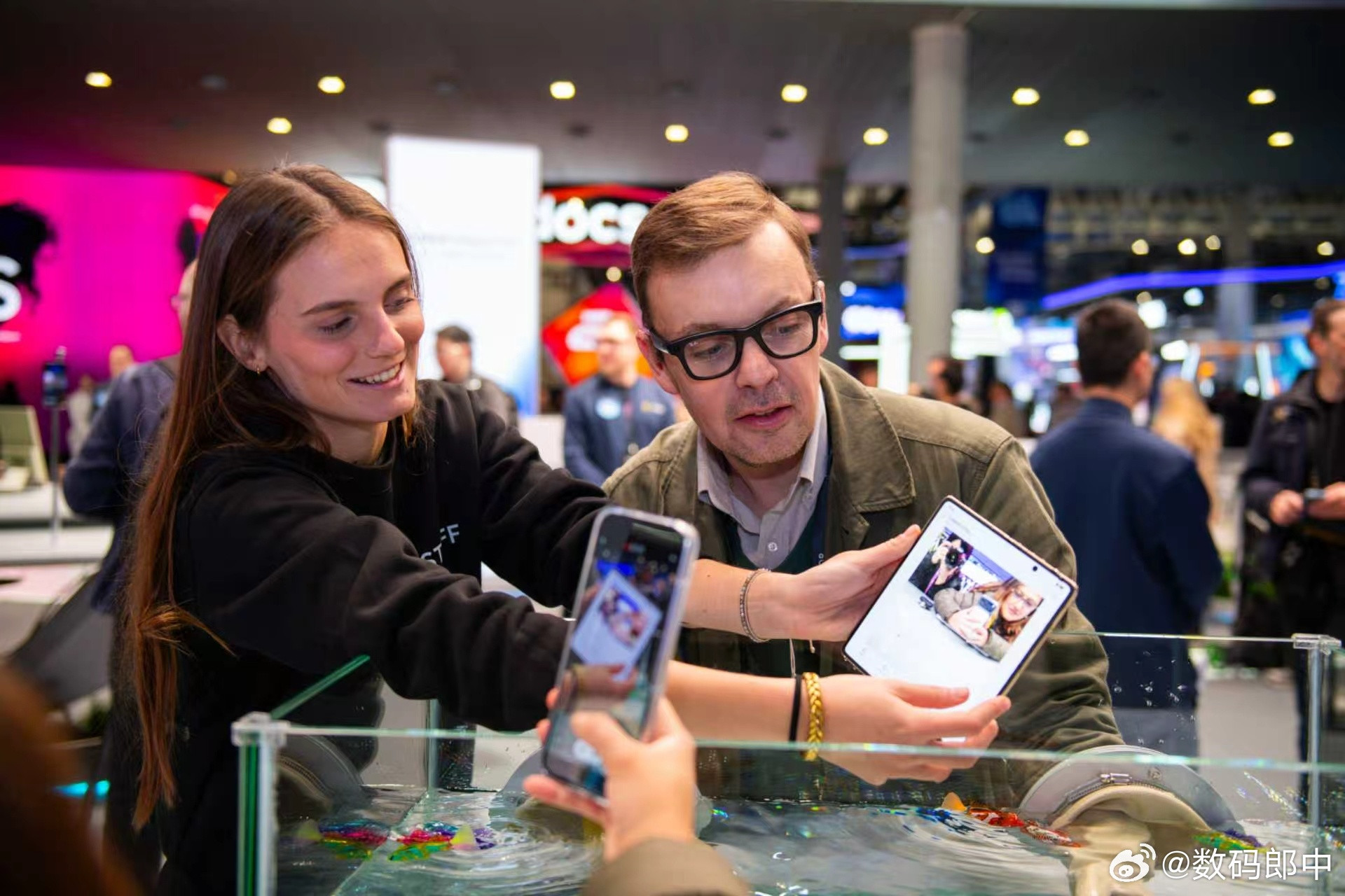 目前全球最薄的折叠屏，给老外们亿点点震撼西班牙国王收到荣耀MagicV6荣