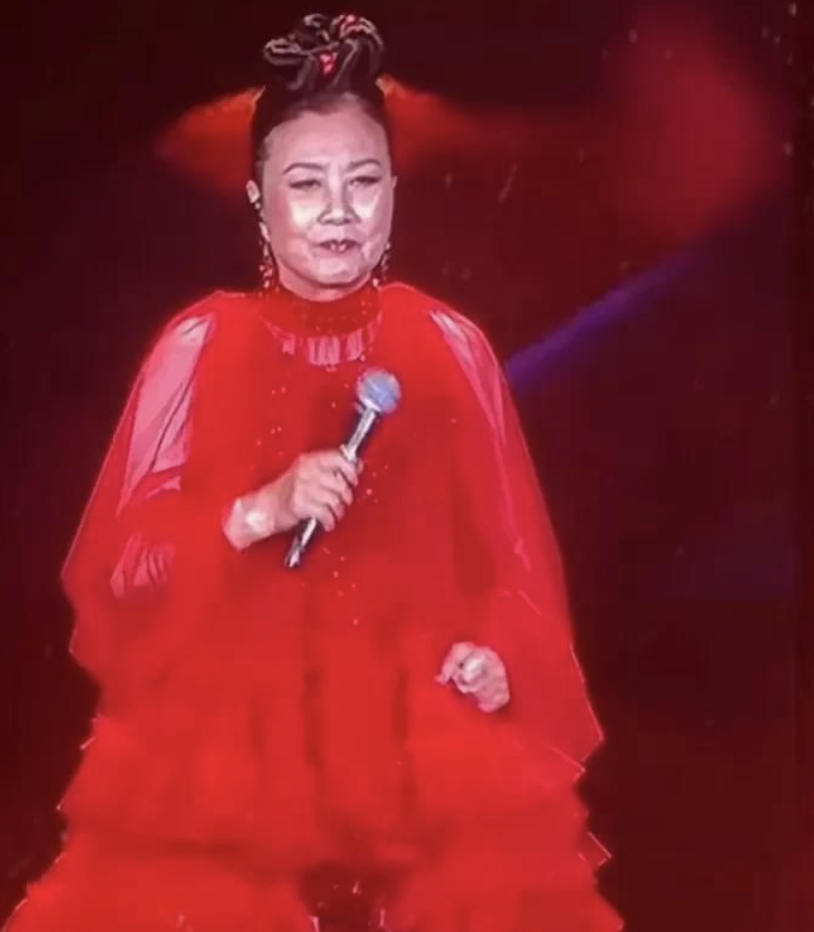 汪明荃78岁演唱会造型引争议，她的人生本就不服老！