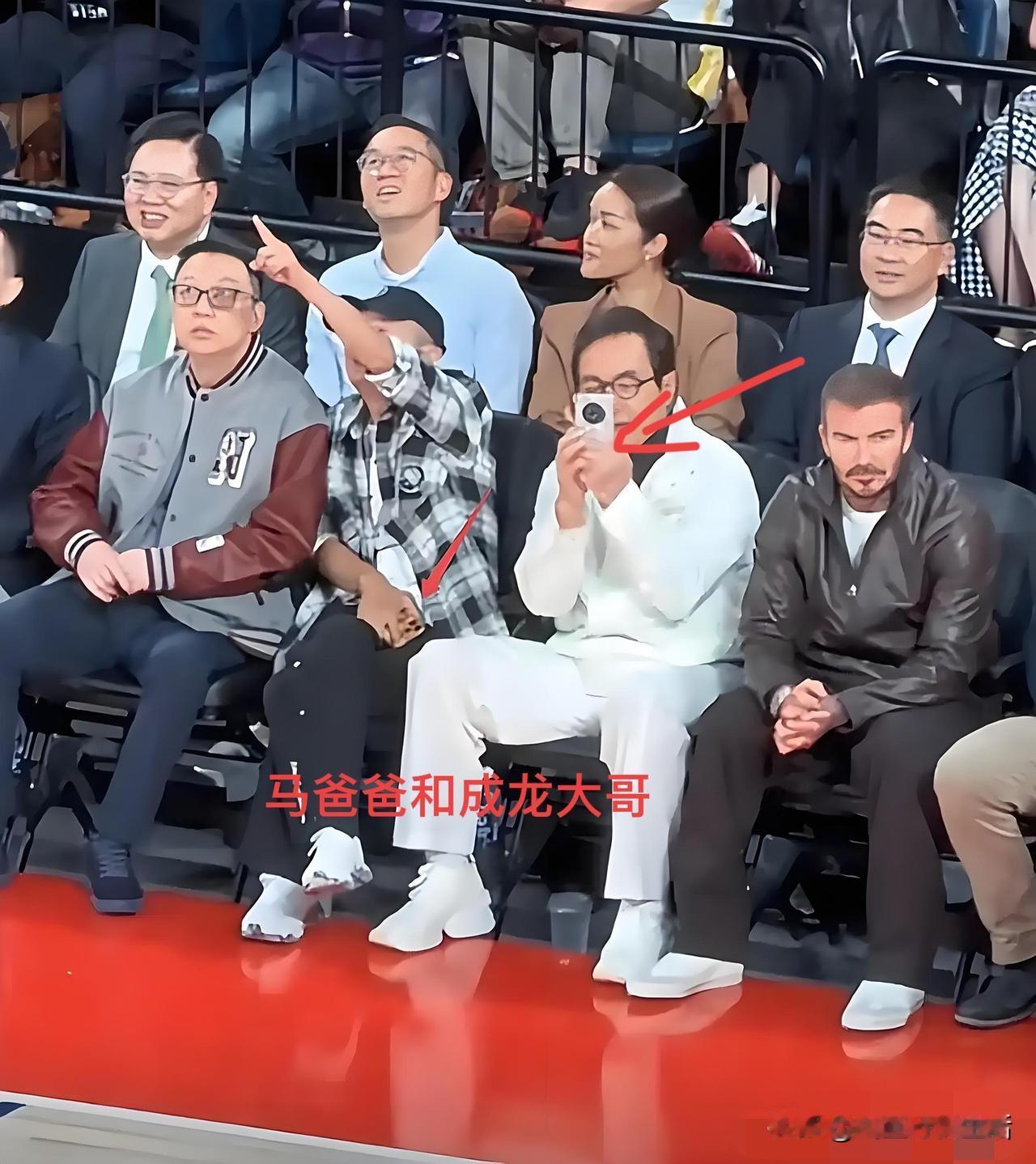 终于明白巨富与巨星的差别：一个是拿8万手机的“爸爸”，一个是拿8千手机的“大哥”