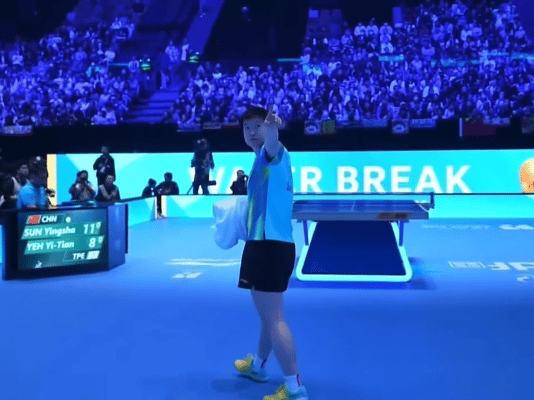 2.4日，莎莎怒指观众席！亚洲杯第一个比赛日，孙颖莎首场比赛，在比赛的时候