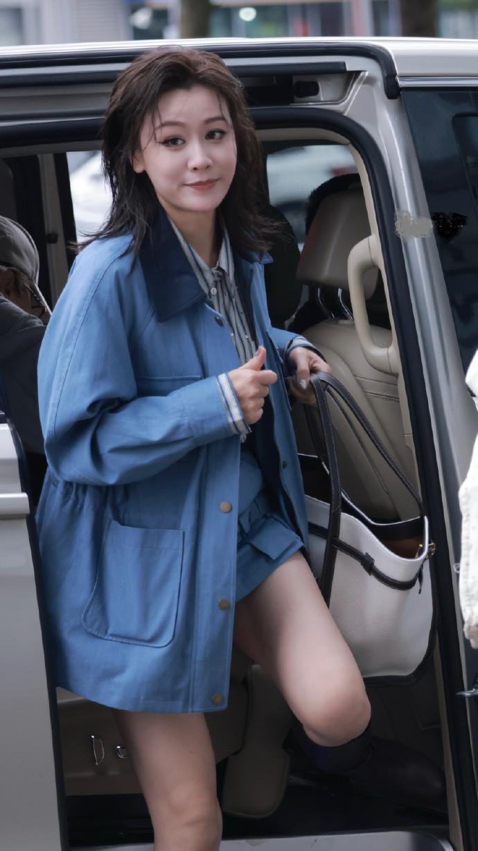 叶一茜去录制浪姐了，她现在看起来更有成熟魅力了，搭配蓝色系的衣服也特别的显年轻。