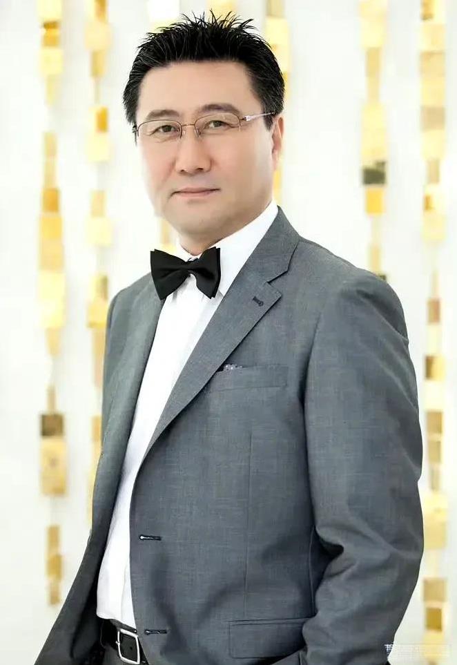 韩国演员崔政宇有过三段婚姻，都不长久，都净身出户，如今死因不明。他的第一段婚姻