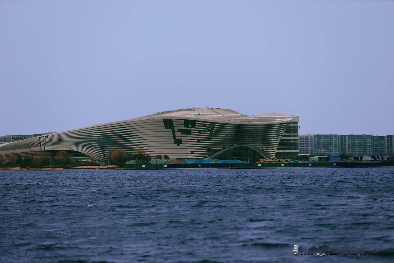 将来最能代表郑州的建筑非他莫属！我觉得非郑州国际文化交流中心莫属。它可是郑东新