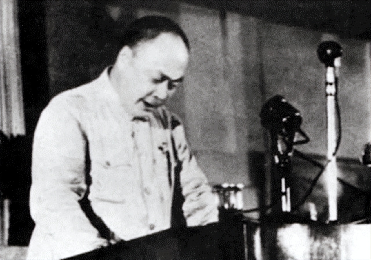1949年，几个战士来到一栋房子前想要宿营，一名温柔委婉的女子从屋里走出来，轻声