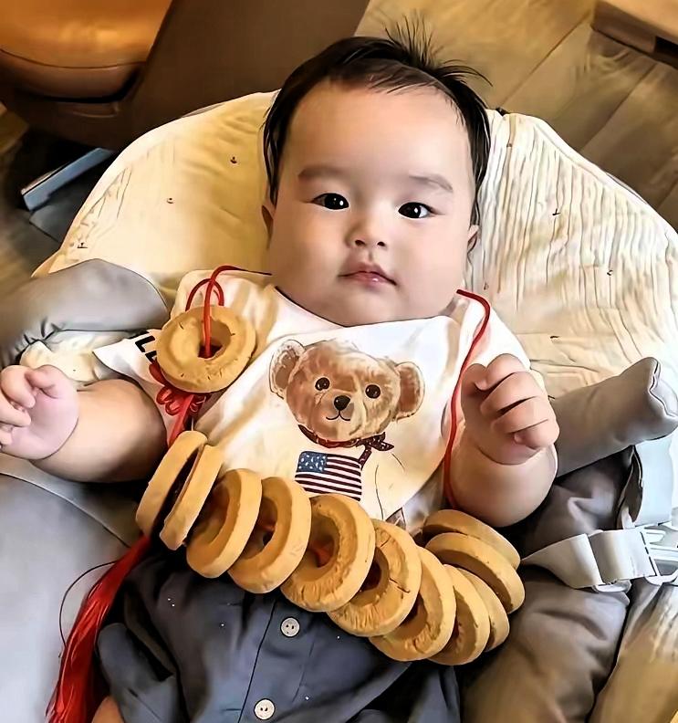 长久以来，网络上充斥各种揣测，不少网友带着预设，看待她和汪小菲组建的家庭。甚至有