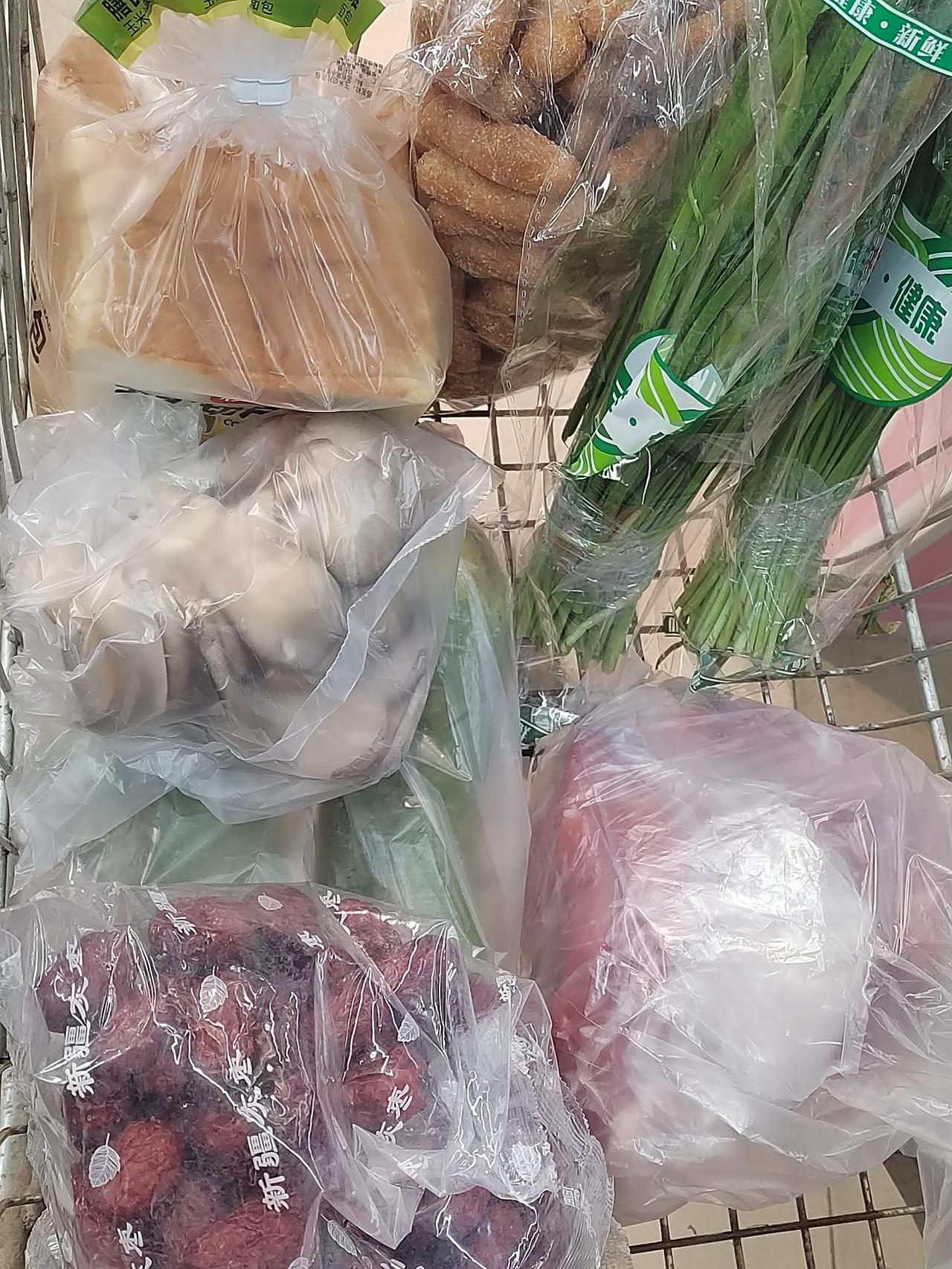 昨天晚饭吃的早，便早早出门来到超市。立冬包的饺子挺好吃，所以又买了些韭菜，准备