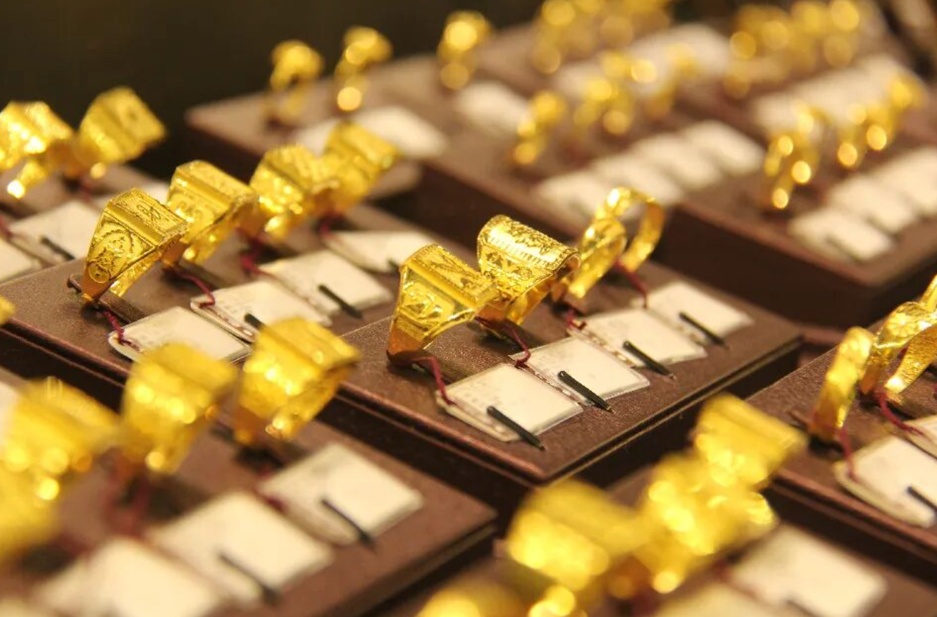 金价冲破4400后急坠, 过山车行情下如何入场
