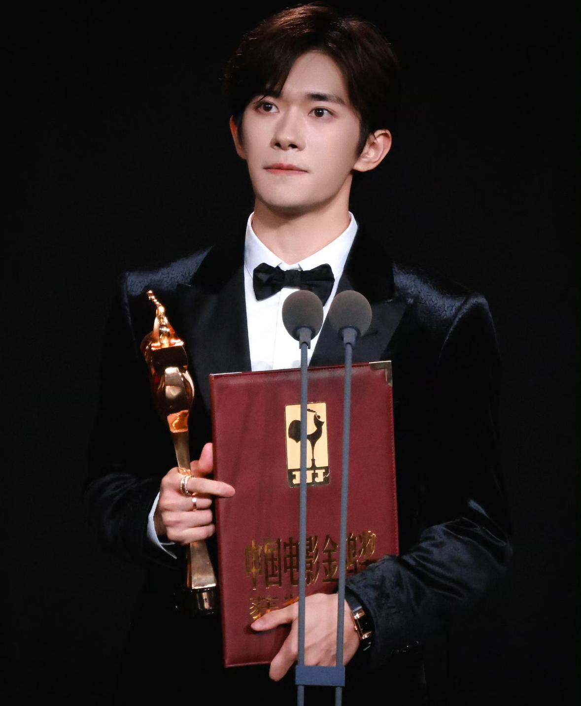 我敢断言易烊千玺只要不作妖，他在金鸡奖能不能拿视帝已不重要，不是因为他才24岁