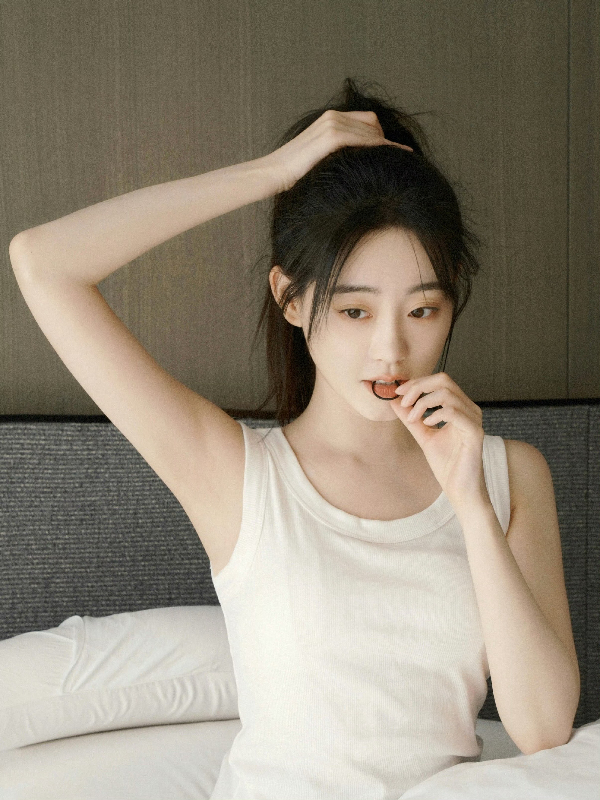 祝绪丹，白色柔美居家私服，小脚丫好可爱。祝绪丹