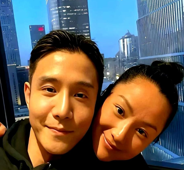 瞿颖的清迈生活爆上热搜2019年她在清迈聚会认识了那位山东籍民航机长，对方刚离