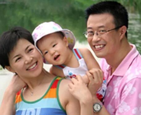 1998年，戏曲频道主持人白燕升，结婚刚九个月，妻子周佳下车时，不幸摔成瘫痪，想