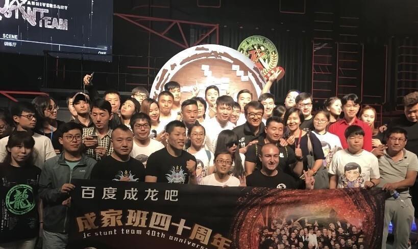 成龙靠成家班把功夫打成江湖，李连杰拍完‌《狼犬丹尼》后慢慢退到佛法与公益里，两人