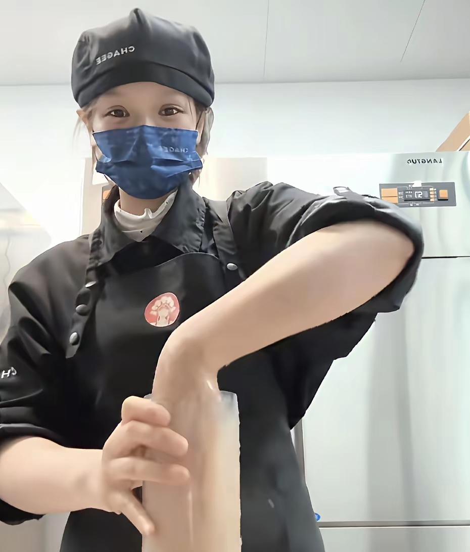 霸王茶姬，这个女员工不知道学历怎么样，但是智商肯定是低的，然后这个店长也是有严重