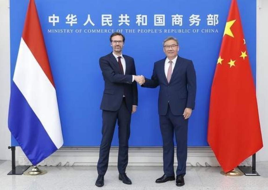 当年跟着美国卡我们的光刻机，如今荷兰高官又急着跑来求和。时隔8年，荷兰首次由内阁