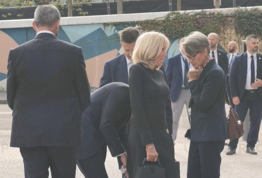 马克龙弯腰为妻子整理裙摆，73岁的布丽吉特，上辈子是拯救了银河系吗？布丽吉特的