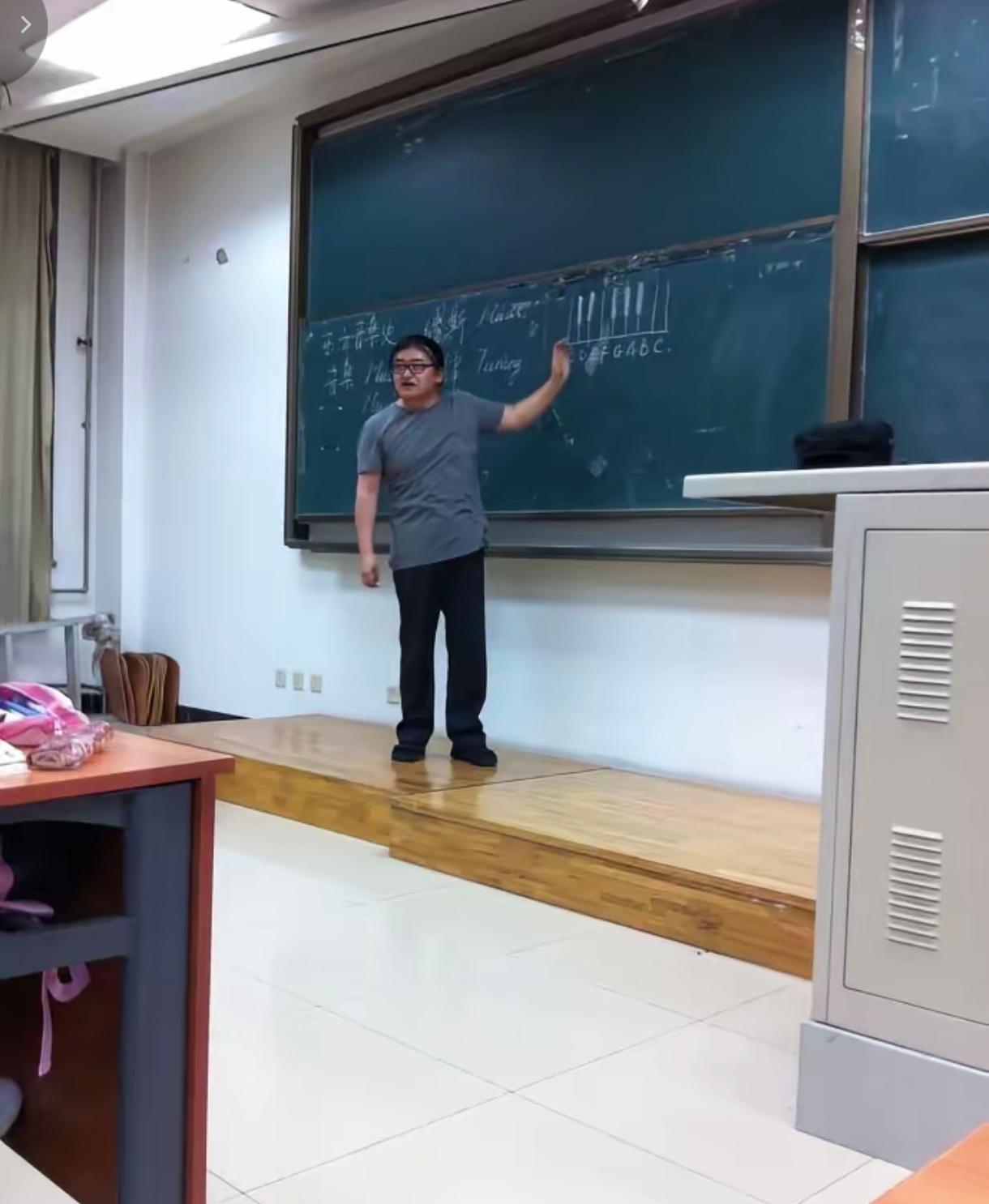 刘欢当了三十多年老师，到临退休甚至到离去世也仅评上了一个副教授。但是按刘欢老师的