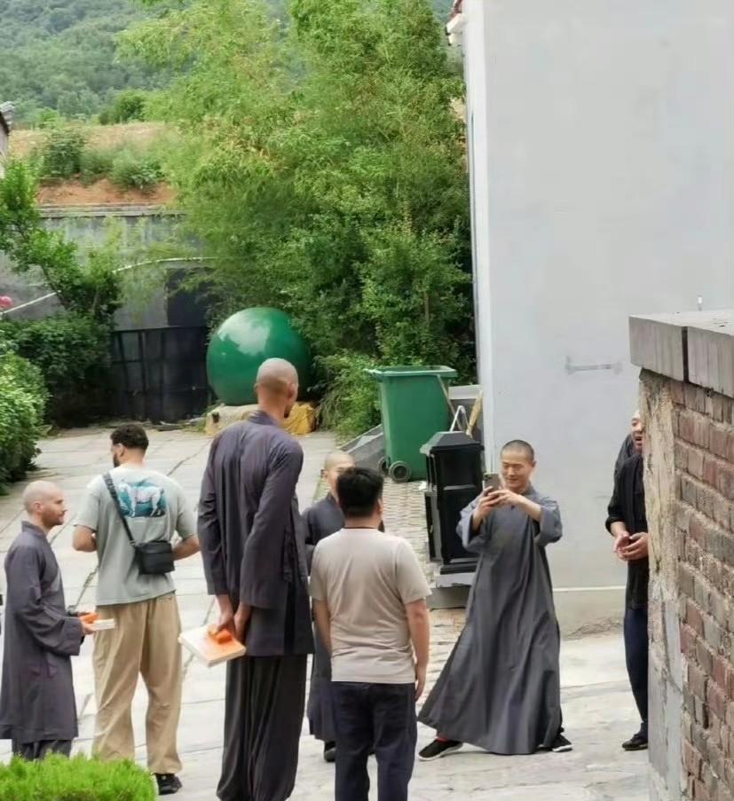 文班亚马到嵩山少林寺修行，每天都会跟着师兄们一起坐禅和修炼，确实是融入其中了！