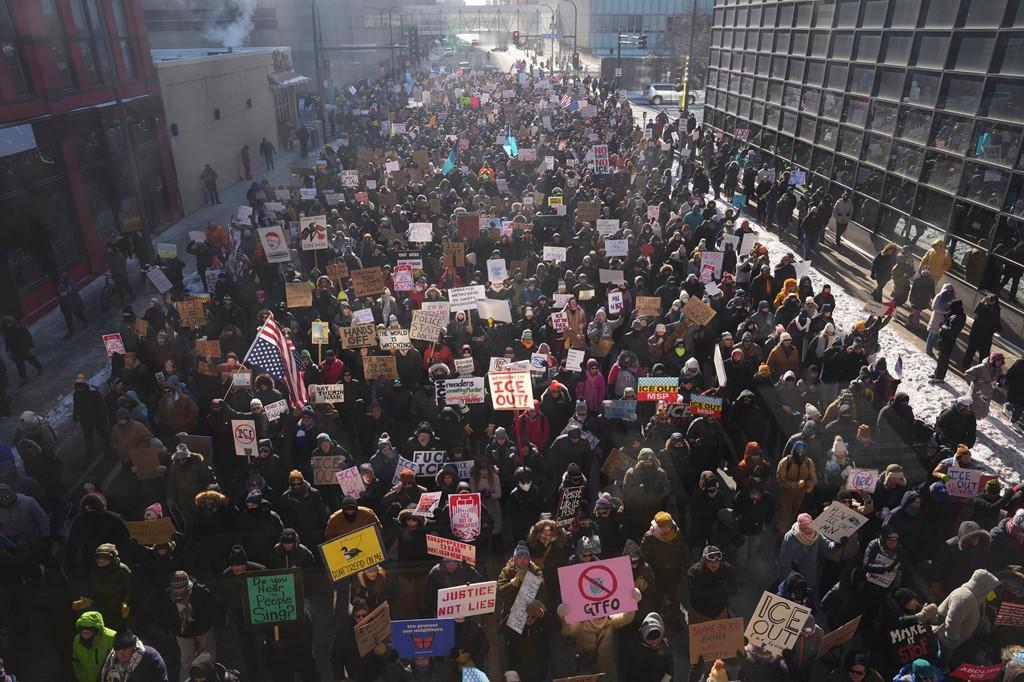 这一波抗议活动，街道上人山人海，群情激愤，可以预想的是，川普在明尼苏达州的支持率