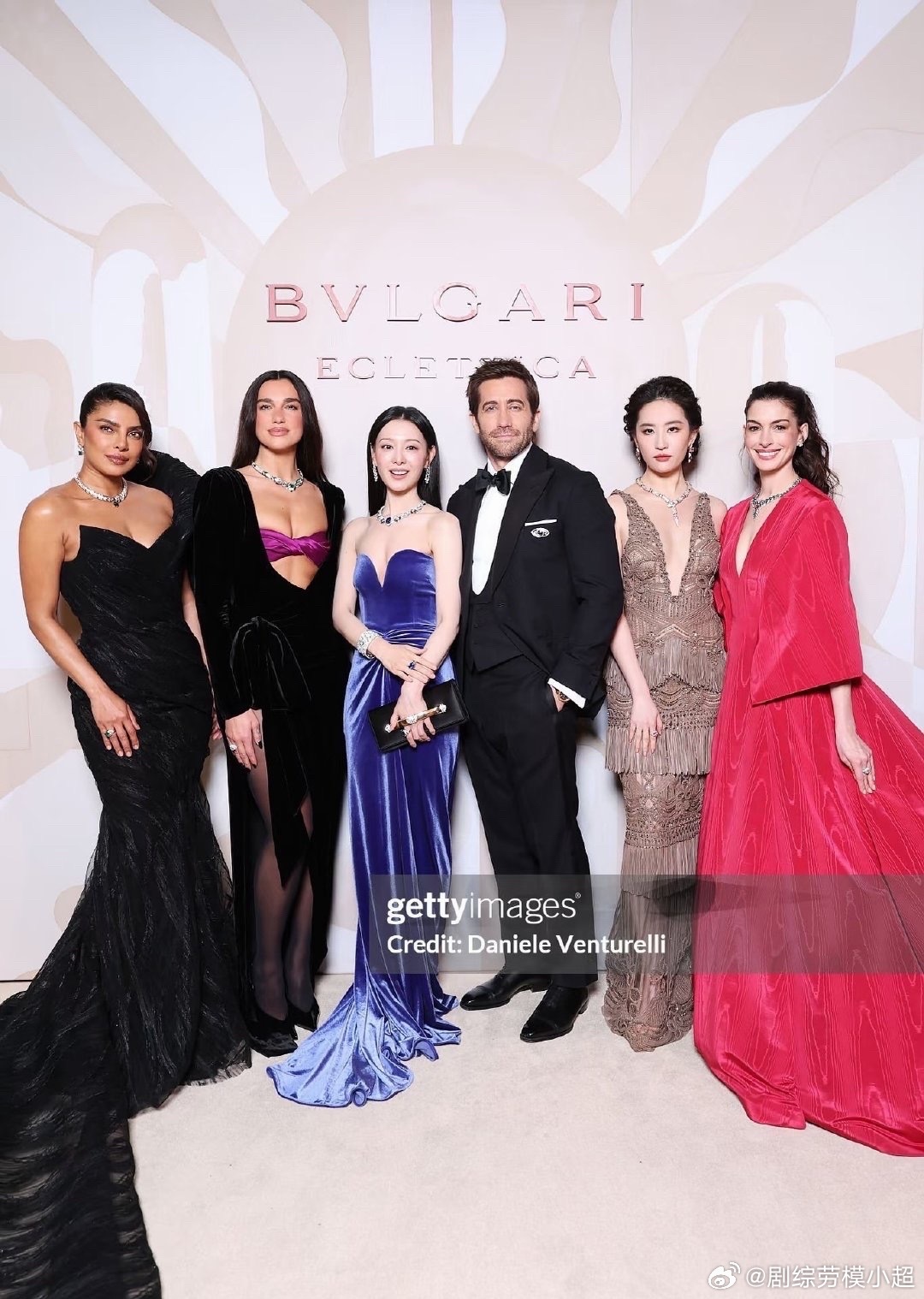 金智媛宝格丽合照站C位这照片应该没有c不c位的说法吧海瑟薇还靠边站呢