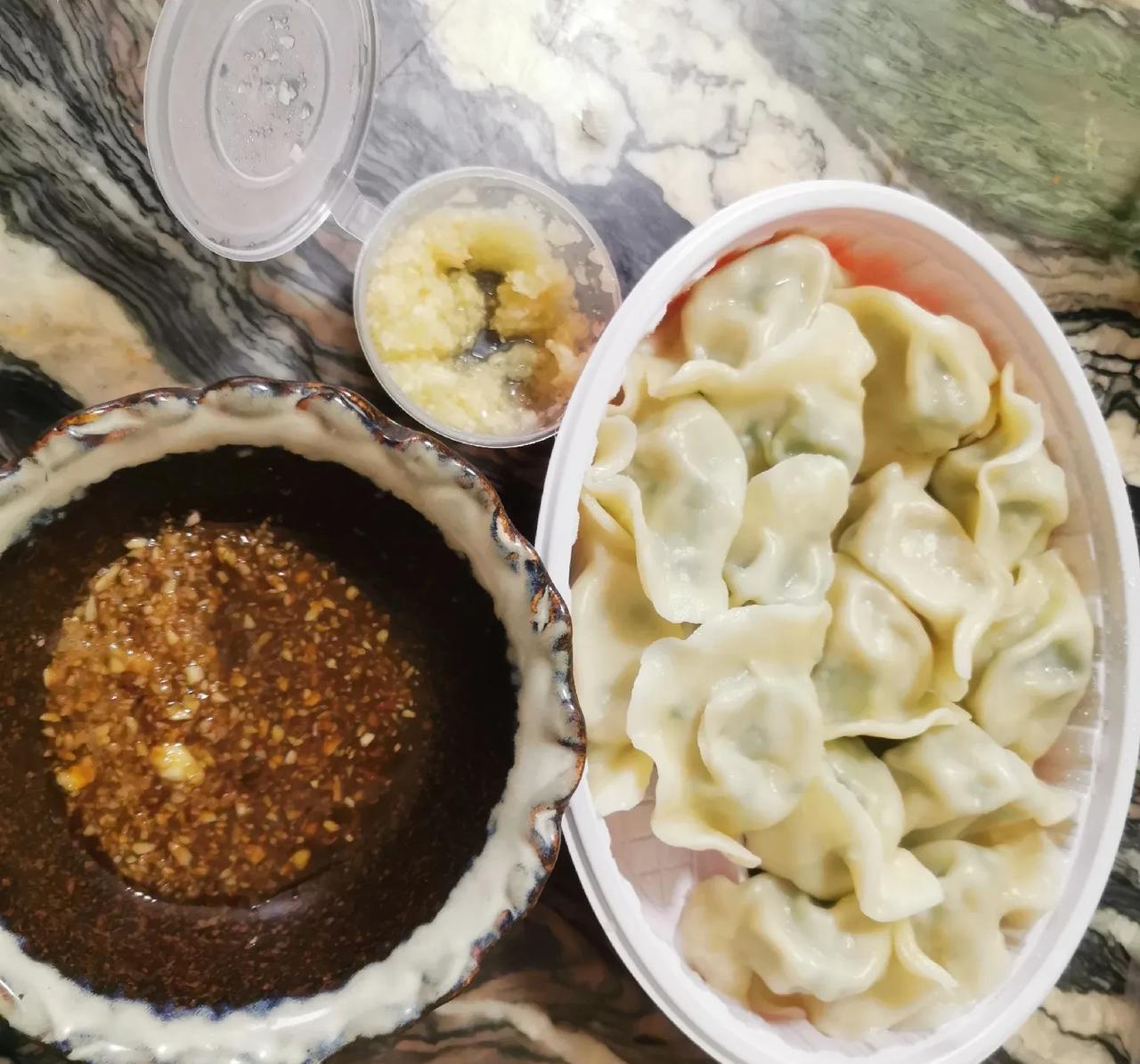 今天立秋，北方人的习惯是吃饺子，今天晚上我家先生有事，我们就没有自己动手包饺子。