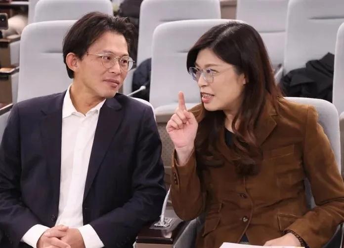 其实通过军购案这一战，郑丽文真正确立了与黄国昌之间的紧密联系，也等于是与柯文哲进