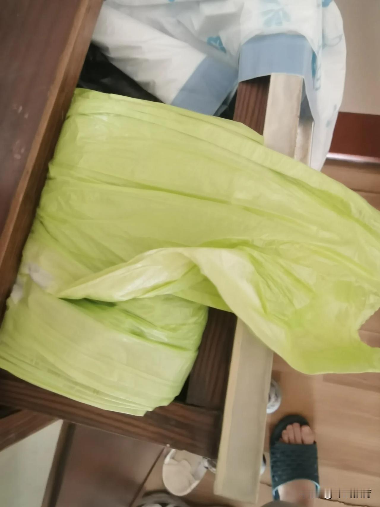 今天干了一件无聊的事，在家数了数买来垃圾袋，说是450个，我数来数去才60个。找