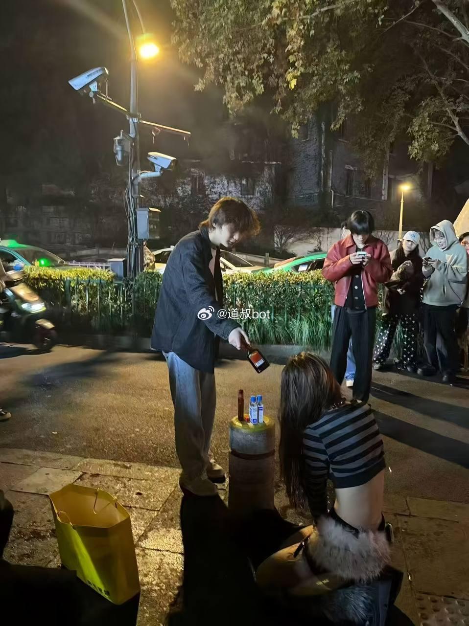 纯爱战神应声倒地，果然人瘦了跪着都好看！