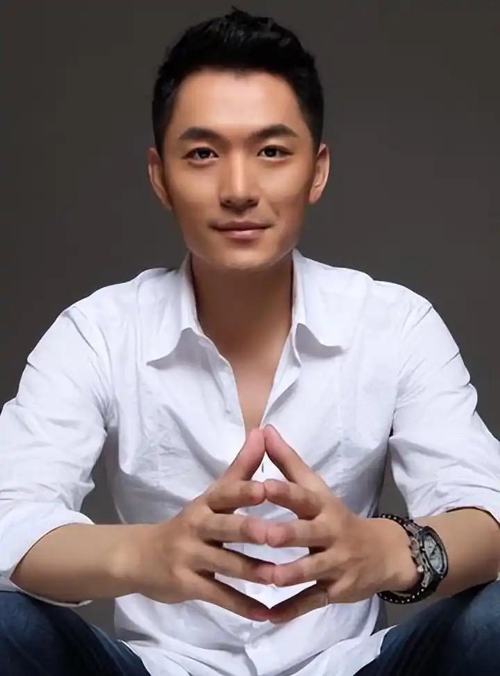 演员拍戏已经挣不了多少钱了。朱泳腾说，拍戏就像个金字塔，顶尖的大概就50个人左右