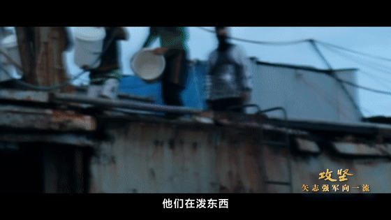 央视首次曝光！在仁爱礁海域，中国海警拖离菲律宾侵权船只，怎料，遭到菲士兵疯狂挑衅