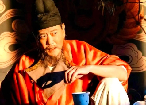 继续追剧《长安的荔枝》。十年前那个雨夜，何有光还是海虎手下的小跟班。他盯