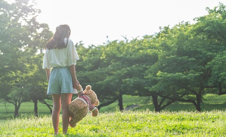 女人和婚外异性有了关系，会变成这种样子：1.反常的时间管理，社交频繁；2.情