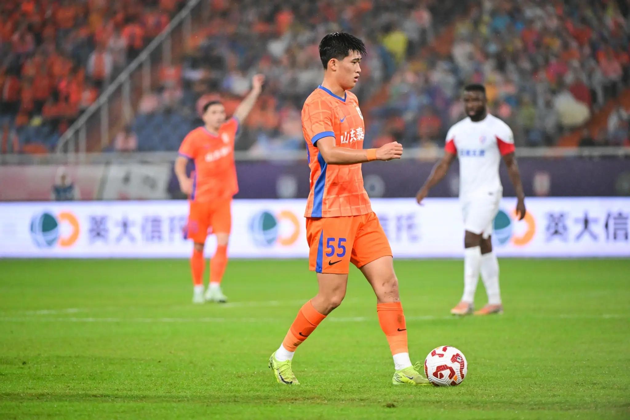 博主: 之前有俱乐部给彭啸开出8位数转会费, 但泰山不打算卖