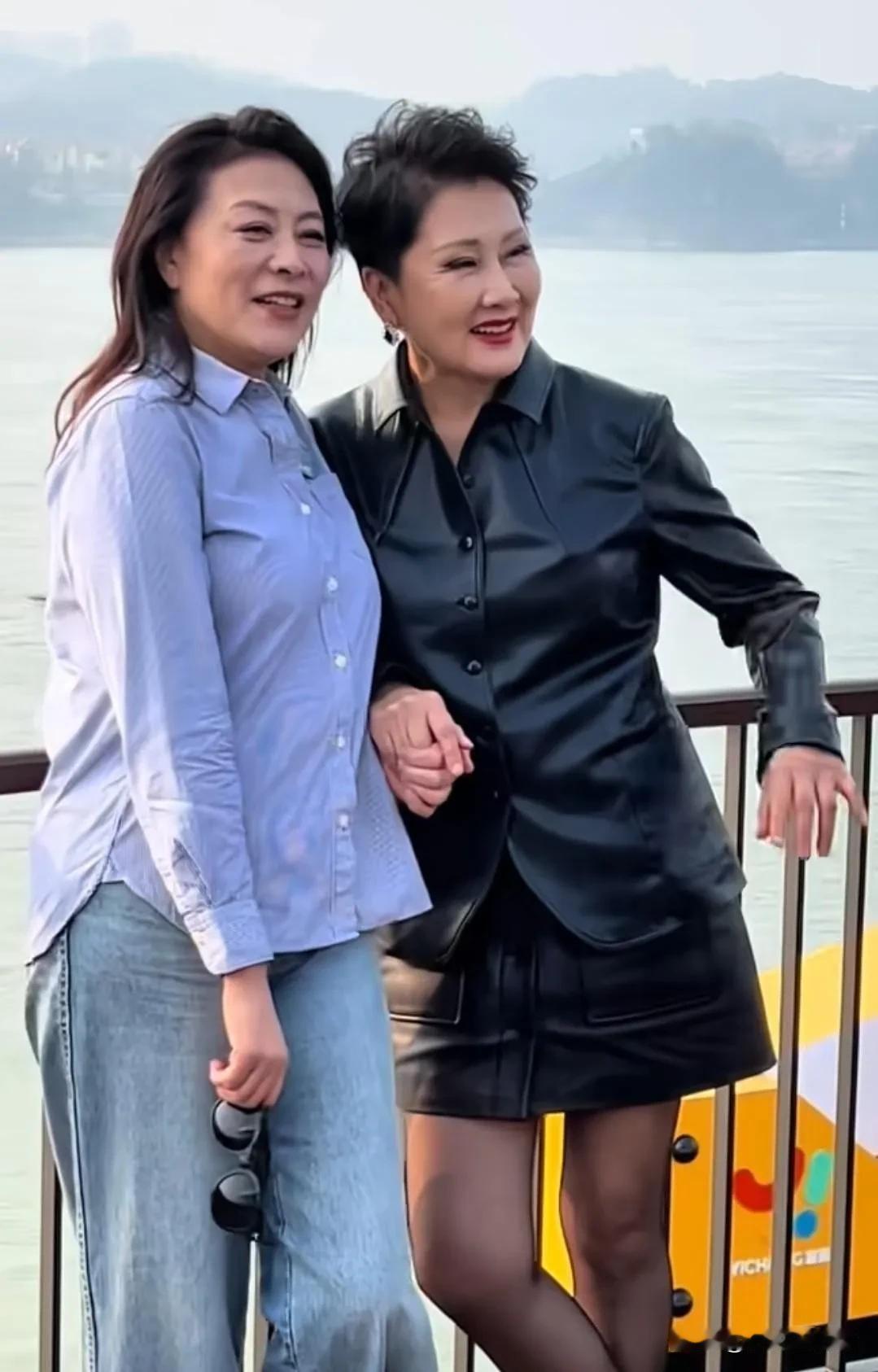 同是62岁的岳红和张凯丽难得一见地合影了。岳红脸上有肉，休闲大方，真实自然，