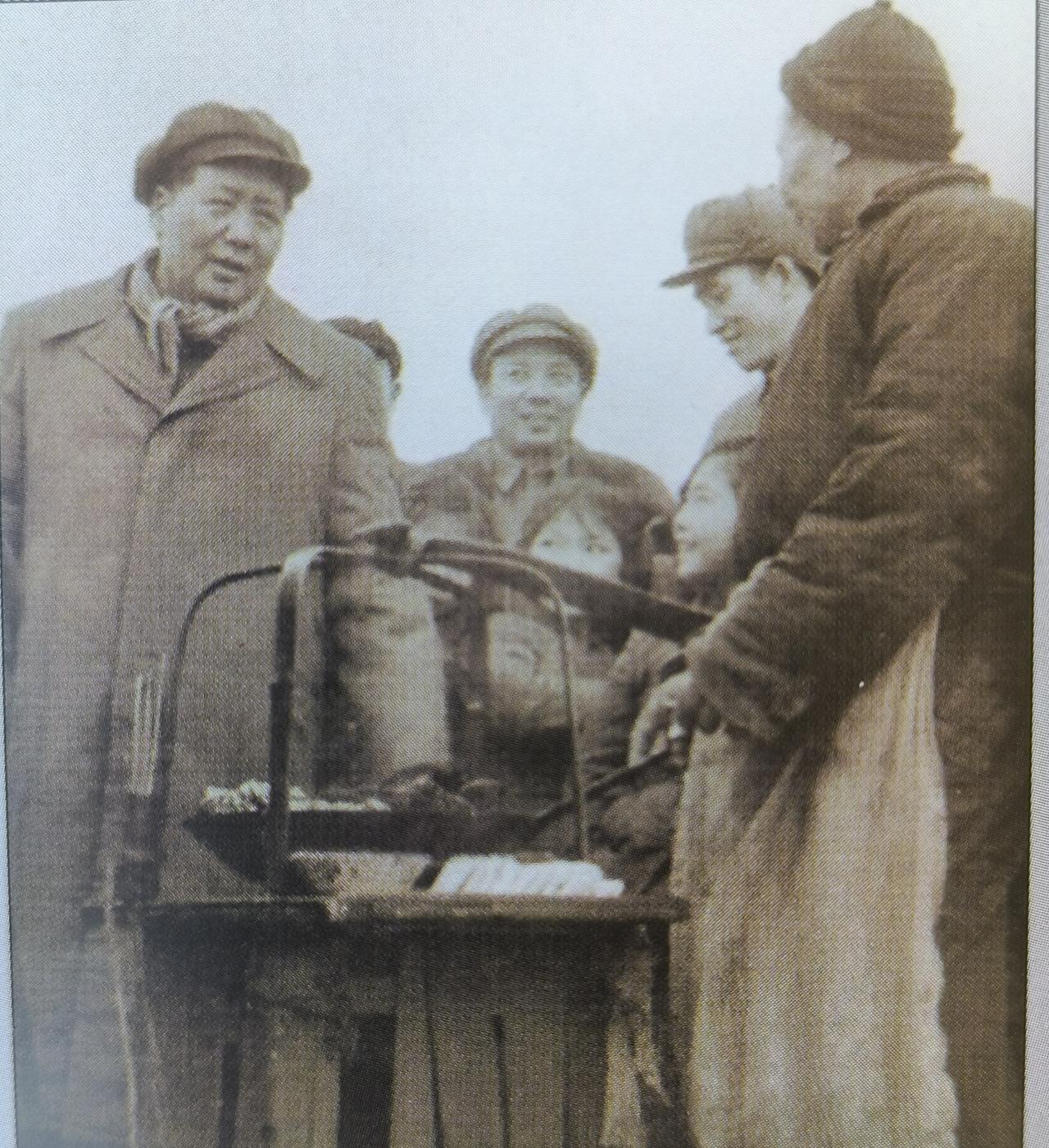 1953年2月18日，毛主席在武汉蛇山，黄鹤楼遗址。春节刚过，武汉刚下过大雪，在