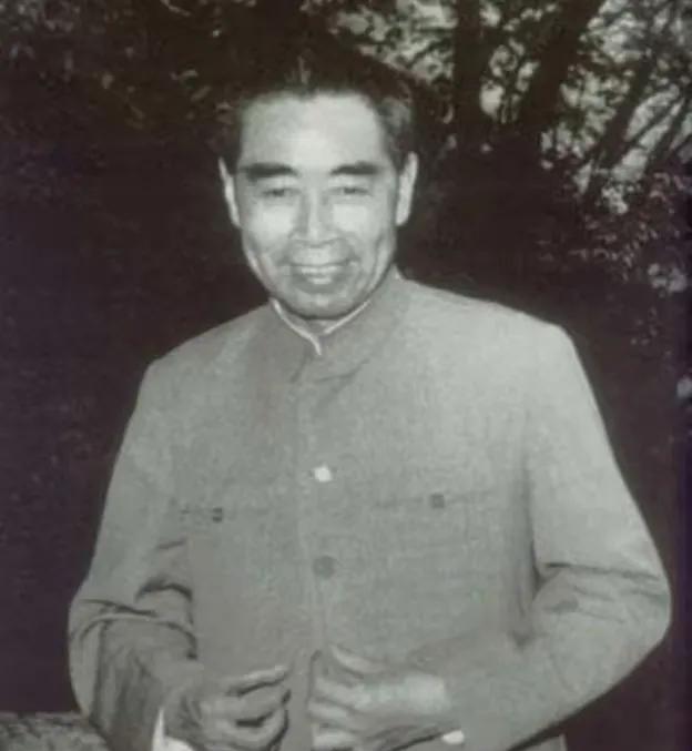周总理不止一次的说过：“我不是帅才。”遵义会议那会儿，他在党内威望高、职务也高