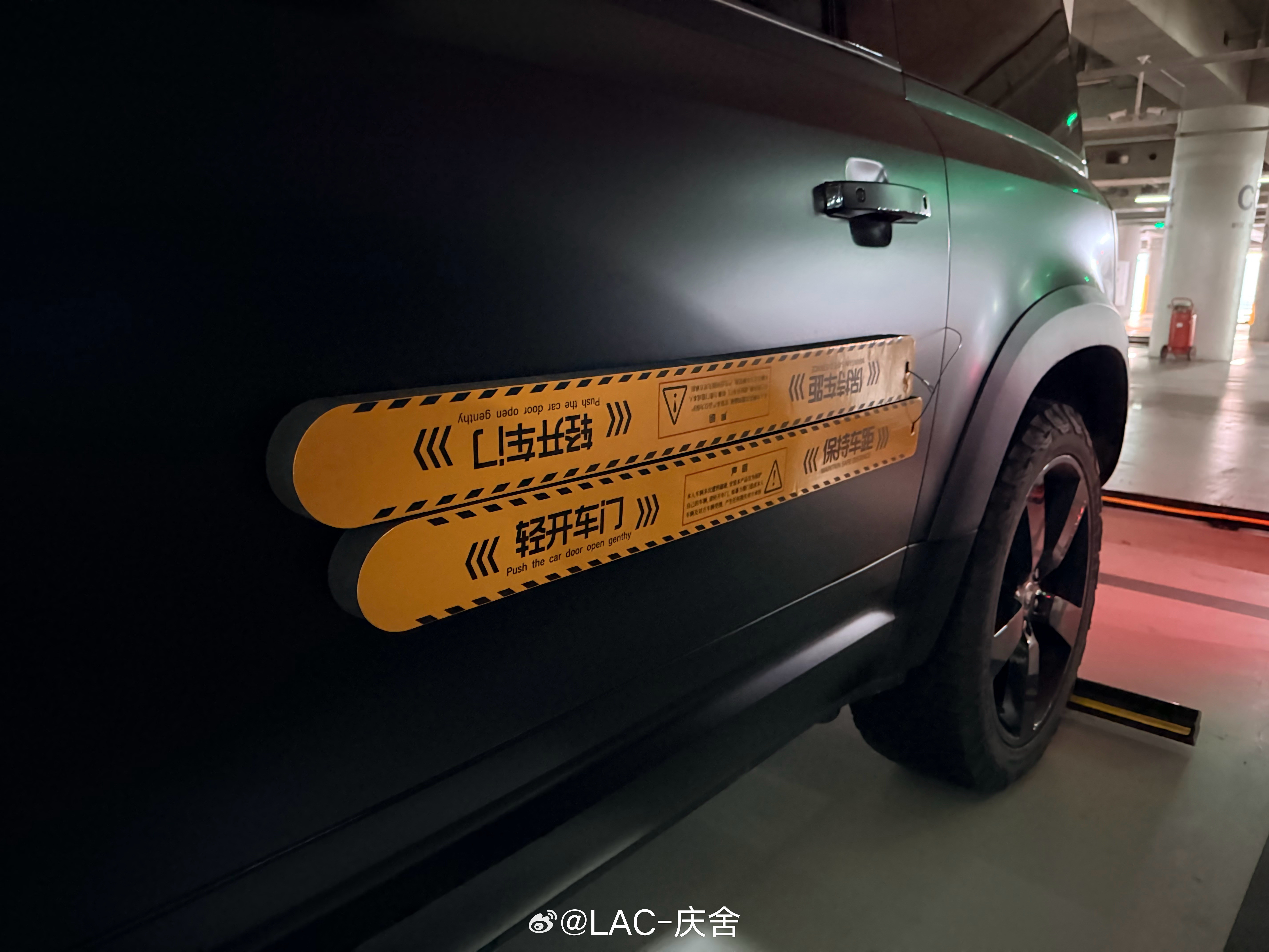 这台卫士一定是被开门杀弄怕了