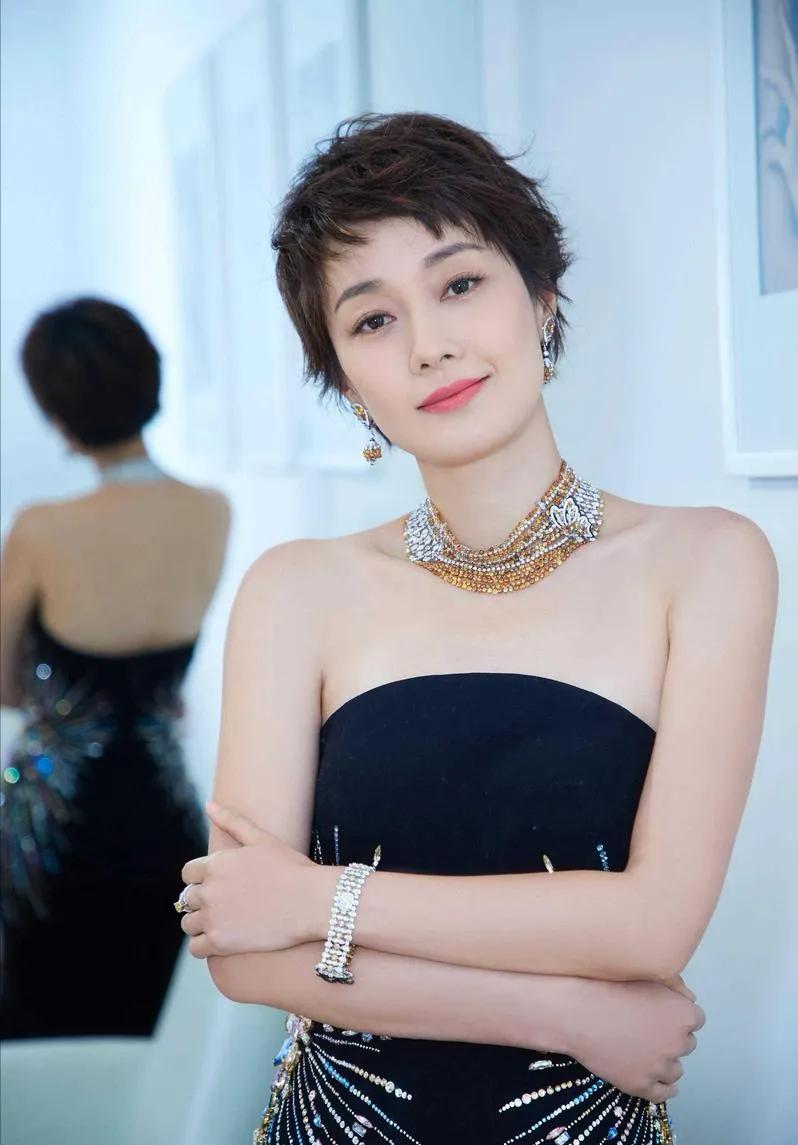 马伊琍——独立女性的标杆马伊琍虽然经历婚姻的破碎，却不贩卖苦难、不刻意煽情