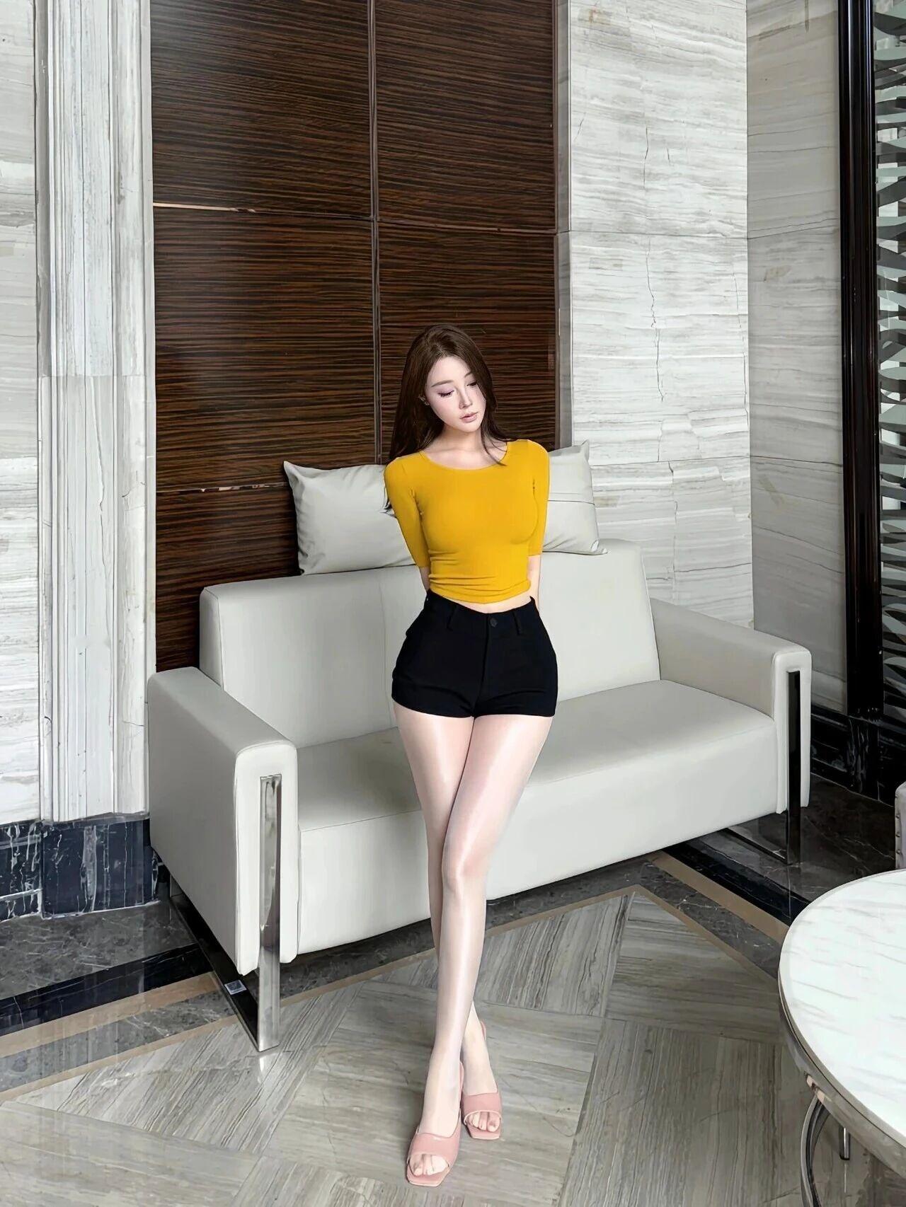 172高颜值模特沐沐室内拍摄样片女人如何穿出含蓄的性感?