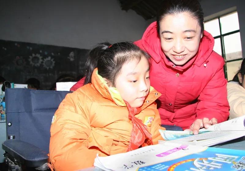 这样的规定真的是有点奇怪、有点不近人情了呢！一位年轻的小学女老师说，他们学校地处
