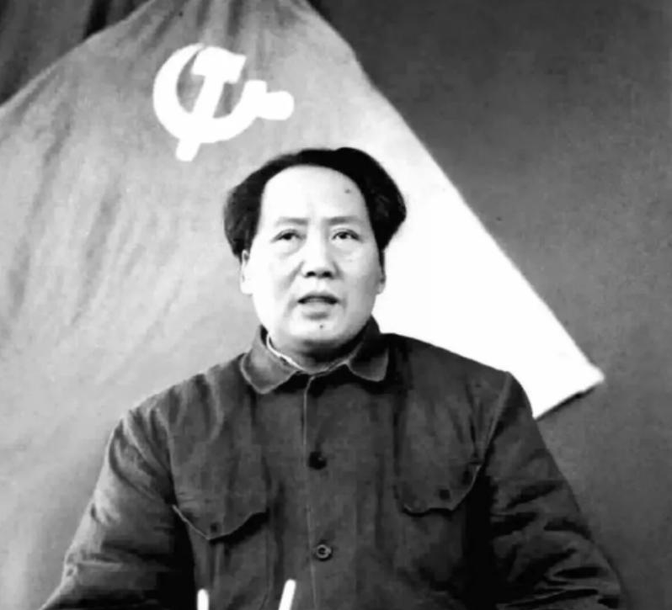 有一次，一位西方记者采访毛主席，问了一个让众人为难的问题，“主席先生，新中国建立