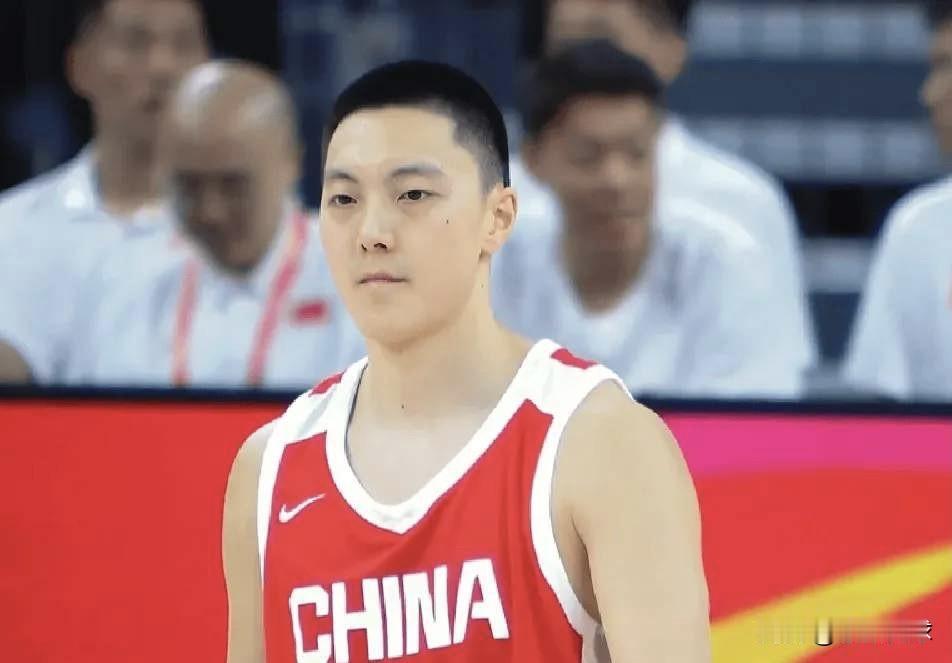 男篮100-69印度，一战彻底打醒3人。1、胡明轩（后卫，17分1篮板2助攻